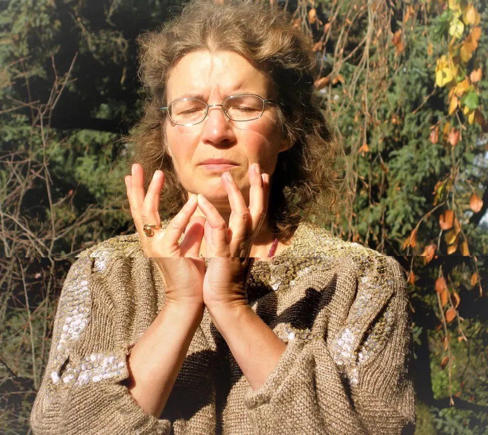 Christina Hofmann beim LichtQiGong, die Hände vor dem Gesicht